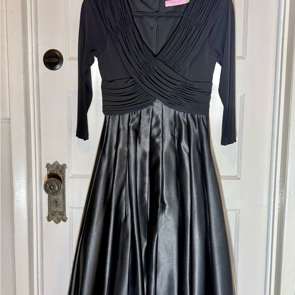 NWOT Stunning Eliza J Satin Formal Party Dress Never Worn, 3/4 Sleeves, 41” long